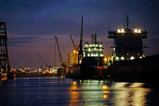 Germany, Bremen, Bremerhaven, Seaport Kaiserhafen I and container ships at night