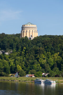 Germany, Bavaria, Lower Bavaria, Kehlheim, View of Befreiungshalle at Danube River