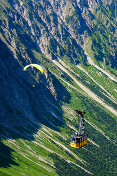 Germany, Bavaria, Allgaeu, Allgaeu Alps, Tandem paragliders and Nebelhorn Cable Car