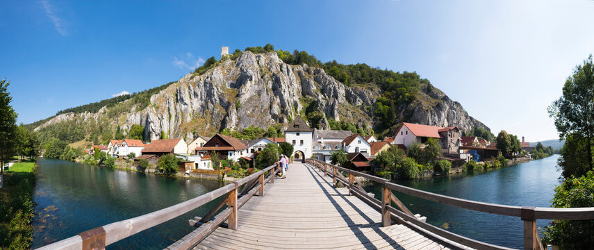 Germany, Bavaria, Essing, bridge over distributary of Altmuehl River with Brucktor and Castle Randeck