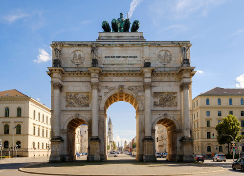 Germany, Munich, north facade of Victory Gate