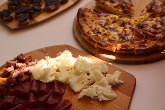 Planche ap&eacute;ritive de T&ecirc;te de Moine, viande s&eacute;ch&eacute;e et saucisson
