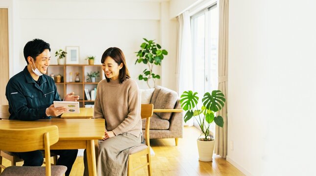 タブレットを使って女性に説明をする作業着の男性スタッフ
自宅のリビングでリフォームや見積もりの相談をする女性と業者
笑顔で接客・提案をする作業員と顧客の女性（ライフスタイル・訪問サービス）
住宅点検・設備の説明を受ける明るい部屋の女性
