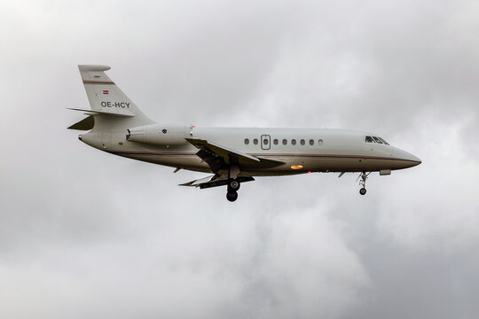 OE-HCY Skyside Dassault Falcon 2000EX is landing at Schiphol Amsterdam Airport