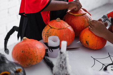 Fototapeta premium Creating spooky pumpkin masterpieces during a festive Halloween gathering
