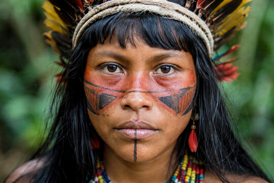 Mulher ind&iacute;gena brasileira de tribo da regi&atilde;o amaz&ocirc;nica com olhar fixo para a c&acirc;mera.