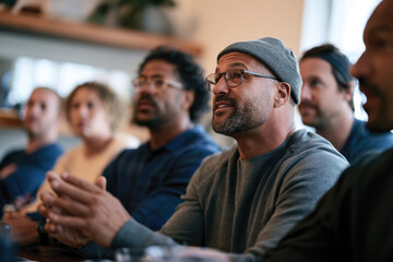 Obraz premium A diverse group of professionals engaged in a lively discussion at a modern workspace, showcasing collaboration and teamwork in a friendly environment.