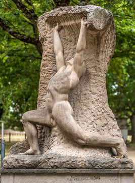 Statue d'halt&eacute;rophile dans le square Louis Parant &agrave; Bourge-en-Bresse, Ain, France