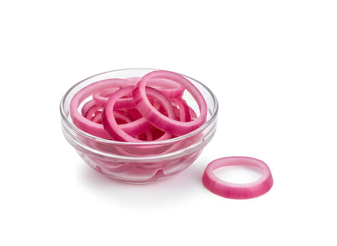 Rosa eingelegte rote Zwiebelringe isoliert auf Wei&szlig;