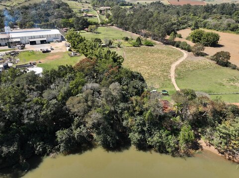 O rio Jaguari e a sua APP - &Aacute;rea de Preserva&ccedil;&atilde;o Permanante, na zona rural da cidade de Amparo, interior do Estado de S&atilde;o Paulo, em imagem a&eacute;rea