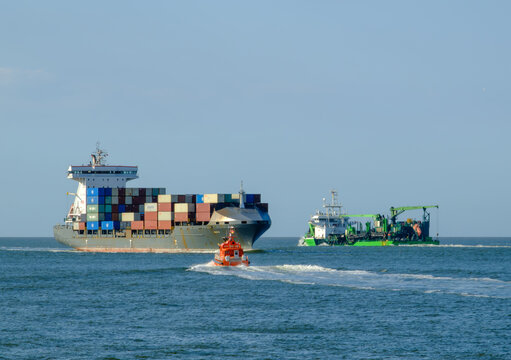 CUXHAVEN, DEUTSCHLAND &ndash; 05.08.2026: Der Belgische Saugbagger MEUSE RIVER, das deutsche Lotsenversetzboot MEDEM und das in Portugal registrierte Containerschiff AVA D auf der Elbe in H&ouml;he CUXHAVEN