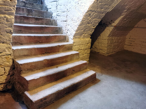 Gew&ouml;lbekeller mit Sandsteintreppe