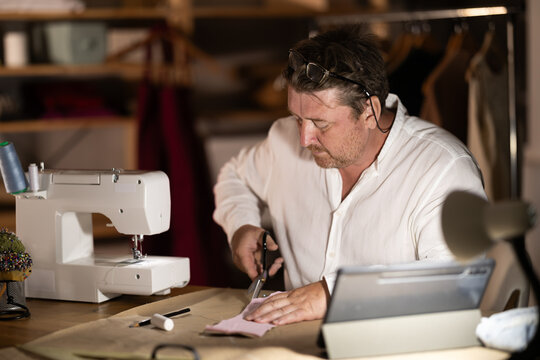 Man carries out leading online tailor training