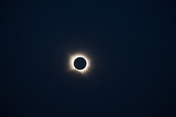 Totale Sonnenfinsternis mit Korona am Himmel