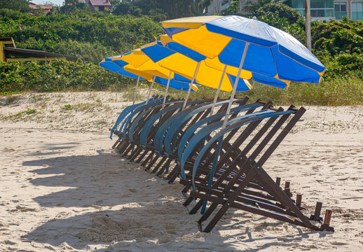 cadeiras de praia com guarda sol 
