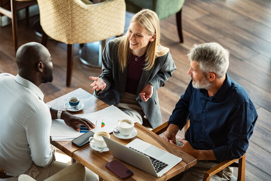 Colleagues discussing business strategy at a cafe