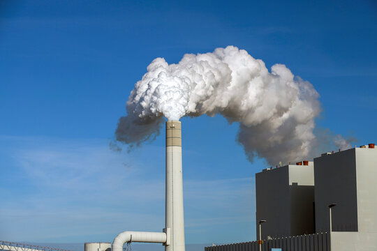 Smoke from chimny of coal power plant of Uniper at Maasvlakte