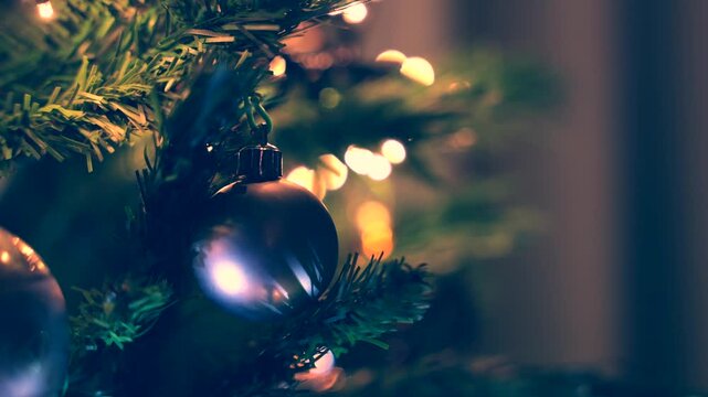 addobbi natalizi su un albero di natale in primo piano, bassa profondit&agrave; di campo con sfondo sfuocato, luci colorate e brillanti ed effetto bokeh