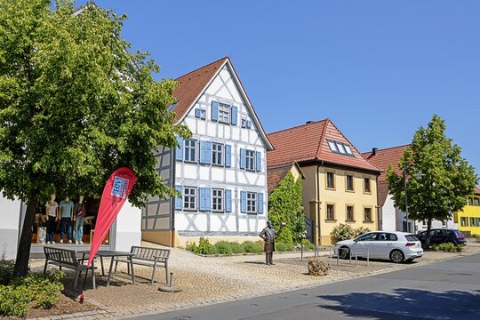 buttenheim, deutschland - 30.05.2026 - stadtidylle mit levi strauss denkmal - NUR REDAKTIONELL