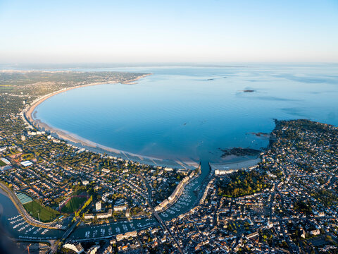 la baie de la Baule en Loire-Atlantique, France, la plus grande plage d'Europe au coucher du soleil