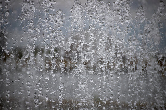 Dynamic Water Splash in Thousands of Fine Droplets.