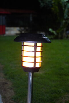 Farol o luminaria en prado, o jard&iacute;n.