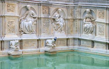 Fototapeta premium Der weltberühmte Fonte Gaia, Brunnen der Freude, am oberen Rand der zentralen Piazza del Campo, Siena, Toskana, Italien