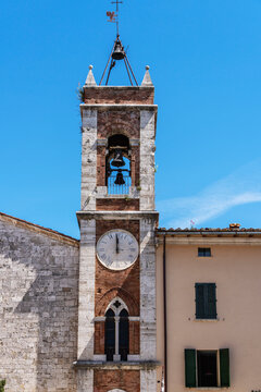 Historischer Glockenturm, Campanile, der Chiesa di San Francesco im mittelalterlichen Ort San Quiricio d'Orcia, Toskana, Italien