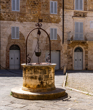 Mittelalterlicher Brunnen vor dem  Palazzo Chigi-Zondadari in San Quiricio d'Orcia, Historischer Barockpalast aus dem 17. Jahrhundert, heutiges Rathaus in San Quiricio, Toskana, Italien