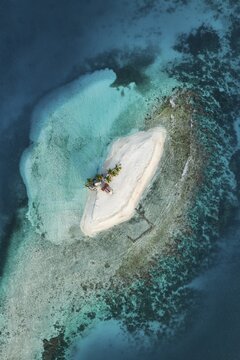 Aerial view, tropical island with palm trees and huts, San Blas Islands, Panama