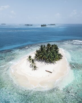 Aerial view, tropical island with palm trees, San Blas Islands, Panama
