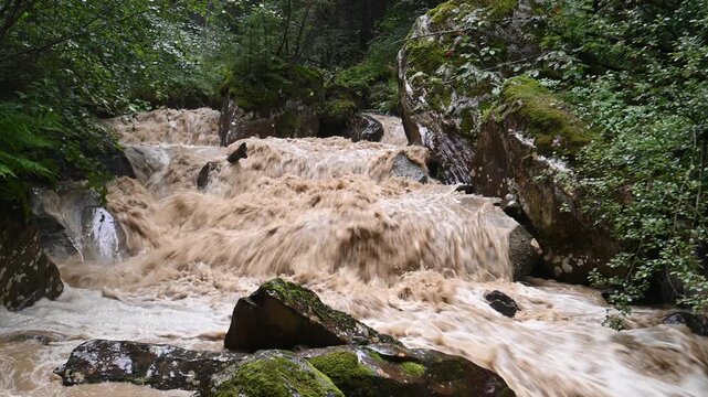 acqua frana acqua scura pioggia forte smottamenti 