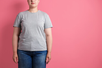 Obraz premium Weight loss. Overweight woman on pink background, closeup. Space for text