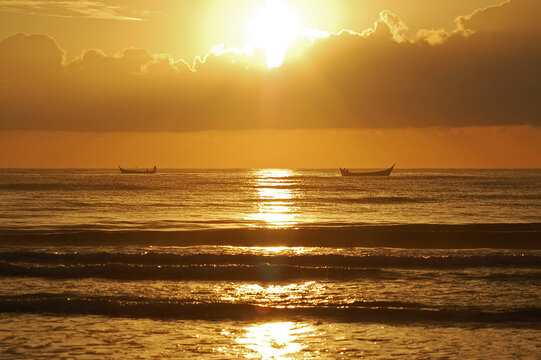 canoa nascer do sol litoral mar pesca