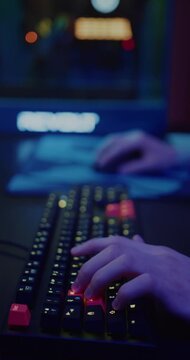 Persona jugando videojuegos con su teclado y mouse