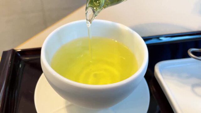 急須で緑茶を注ぐ