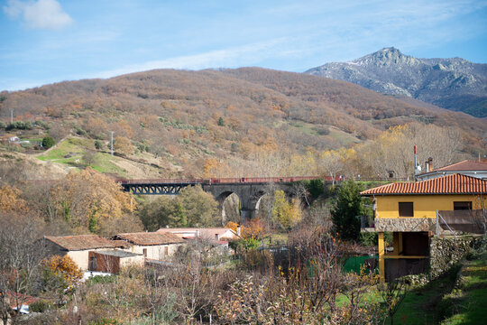 Puente de hierro del tren en Herv&aacute;s sobre el r&iacute;o Ambroz, Iron railway bridge in Hervas over the Ambroz river