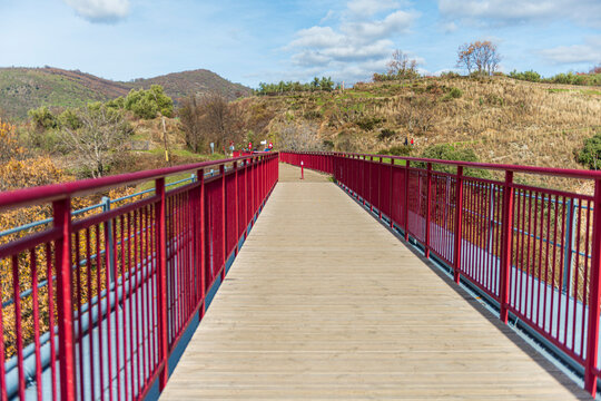 Puente de hierro del tren en Herv&aacute;s sobre el r&iacute;o Ambroz, Iron railway bridge in Hervas over the Ambroz river
