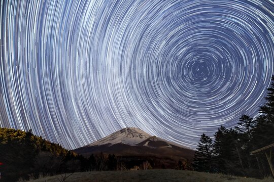 水ヶ塚公園から冬の富士山と北極星を中心に回る星の軌跡