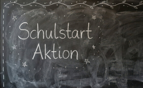 Schulstart Aktion auf Tafel geschrieben als Hintergrund fur Schulanfang Lernen und Bildung