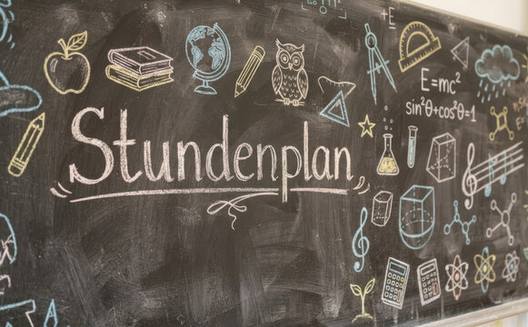 Stundenplan Schultafel mit Kreidezeichnungen fuer Stundenplan und Schulbeginn