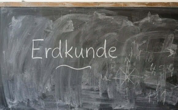 Erdkunde Schultafel mit Geographie Aufschrift und Kompass Symbol fur Unterricht und Bildung