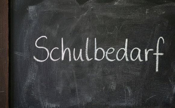 Schulbedarf - Tafel mit Schreibung fur Schulanfang und Bildung