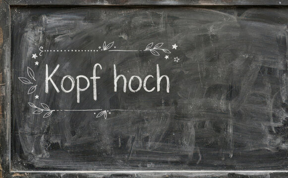 Kopf hoch Spruch auf Tafel als Motivationshilfe fuer Mut und Zuversicht in schwierigen Lebenslagen