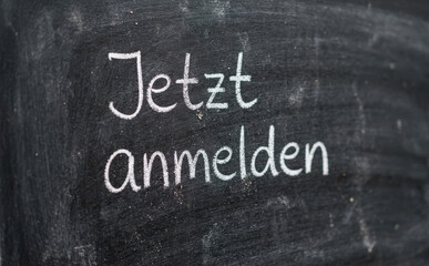 Fototapeta premium Jetzt anmelden Aufschrift an Tafel fur Registrierung und Einschreibung