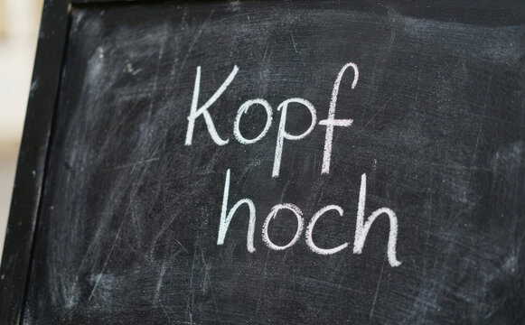 Kopf hoch Spruch auf Tafelschiefer als Motivation und Trost fuer schwere Zeiten