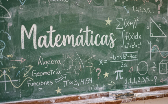 Matematicas Pizarron escolar con formulas y operaciones para educacion y aprendizaje