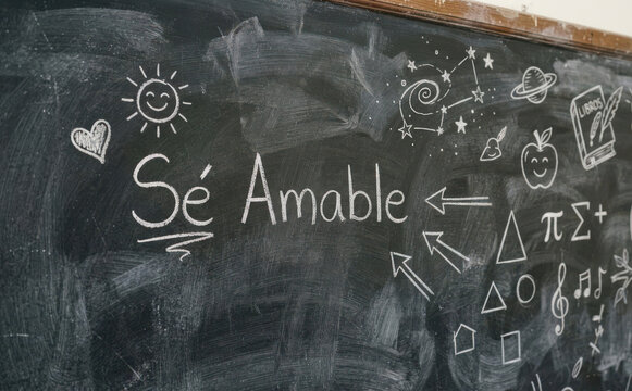 Se Amable en la pizarra escolar cartel educativo de bondad y educacion para ninos