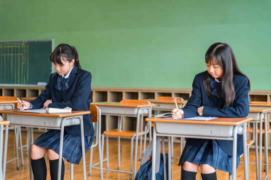 Junior high and high school students in uniform taking entrance exams, tests, and examinations.