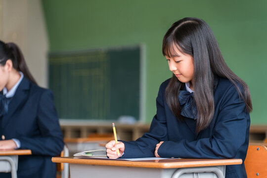 Junior high and high school students in uniform taking entrance exams, tests, and examinations.